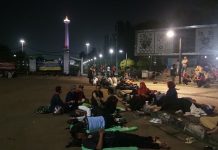 Tak Ditemui Jokowi, Ribuan Honorer K2 Menginap di Depan Istana Negara