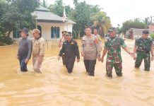 Selain Beri Bantuan, Kapolres Sarolangun Pimpin Evakuasi Korban Banjir