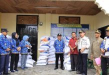 Wako Ahmadi Bersama Sekda Kadis Ketahanan Pangan Salurkan Bantuan Korban Banjir Tahap 4