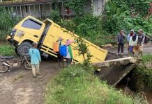 Dua Jembatan Kebun Baru Kayu Aro Ambruk, Satu Dump Truk Terperosok