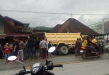 Breaking News!! Rem Blong, Mobil Dump Truk Angkut Pasir Tabrak Rumah Warga Siulak