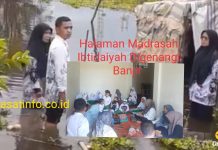 Miris!! Upacara Hardiknas, Kepala Madrasah dan Guru Terpaksa Apel Diatas Genangan Banjir
