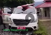 Ambulans RSUD Abundjani Bangko Penyok Ditabrak Mobil Sedan