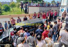 Suku Anak Dalam (SAD) Geruduk Kantor Pengadilan Negeri Merangin