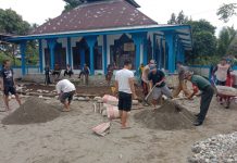 Wujud Kemanunggalan TNI-Rakyat, Babinsa Bumi Agung Kedurang Gotong-Royong Bangun Masjid Bersama Warga
