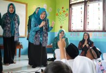 Hj. Hesnidar Haris Tinjau Posyandu Pinang Merah Kabupaten Tanjung Jabung Timur