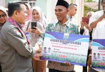 Gubernur Al Haris Serahkan Bantuan Dumisake Bernilai Miliaran Rupiah Bagi Warga Batanghari