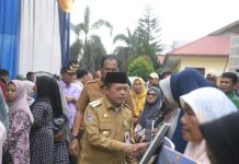 Gubernur Al Haris Serahkan Bantuan Peralatan dan SPP Program Dumisake Pendidikan di Merangin