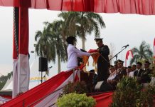 Danrem 042/Gapu Pimpin Upacara Penurunan Bendera Merah Putih pada Peringatan HUT ke-79 RI