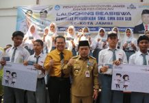 Diserahkan Gubernur Al Haris, 1.259 Siswa Tidak Mampu di Kota Jambi Terima Bantuan Dumisake Pendidikan
