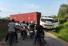 Nah! Truk Kontainer PT Superhome Lewat Jalan Kabupaten, Jalan Terancam Hancur