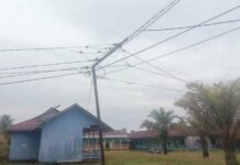 Warga Khawatir, Tiang Listrik Nyaris Patah di Dekat SDN/X 10 Nipah Panjang