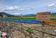 Tumpukan Sampah Busuk Menyengat Pinggir Jalan Nasional Pulau Tengah Meresahkan Pemilik Tanah