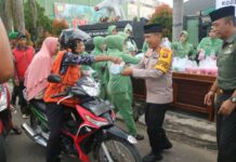 Jalin Sinergitas TNI Polri, Kodim dan Polres Bungo Bagi Takjil Gratis