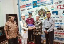 PWI Jambi Berbagi Paket Lebaran dan Bukber