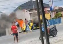Terbakar Saat Parkir, Toyota Agya Hangus Dilalap Api Depan Bank BRI Semurup