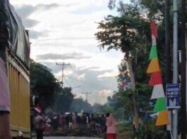 Aksi Demo Massa Warga Diareal PLTA Kerinci Lanjut Pemblokiran Jalan Nasional, Lalulintas Lumpuh!