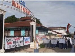 Demo Ratusan Siswa SMAN 6 Kerinci Tuntut Kepsek Azwardi Dicopot Gubernur Jambi
