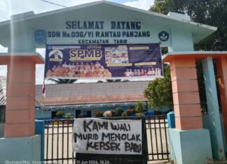 News!! Tolak Kepsek Baru, Gerbang SDN 036 Rantau Panjang Tabir Diwarnai Spanduk Penolakan