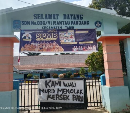 News!! Tolak Kepsek Baru, Gerbang SDN 036 Rantau Panjang Tabir Diwarnai Spanduk Penolakan